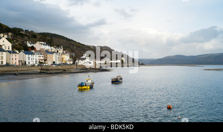 Blick vom Garth Pier in Bangor, Nordwales, mit dem Festland auf der linken Seite und der Insel Anglesey auf der rechten Seite Stockfoto