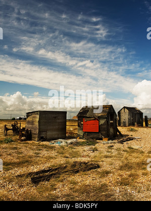 Fishermens Holzhütten auf dem Kies bei Dungeness in Kent aufgegeben. Stockfoto