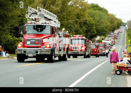 Feuerwehr und Rettungsdienst Fahrzeuge im Brandfall aufbringen Parade. Stockfoto