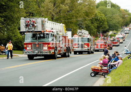 Feuerwehr und Rettungsdienst Fahrzeuge im Brandfall aufbringen Parade. Stockfoto