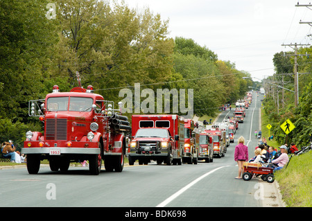 Feuerwehr-Fahrzeuge, die im Brandfall aufbringen Parade. Stockfoto