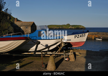 Angelboote/Fischerboote in Mullion Cove, Lizard, Cornwall Stockfoto