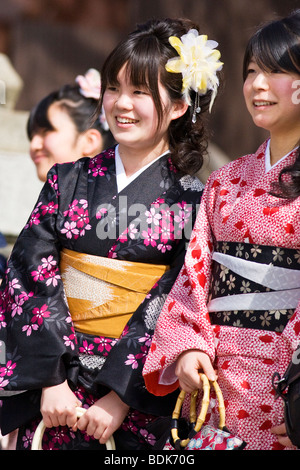 Porträt von zwei kleinen Mädchen in Kimonos an einem Tag, Besuch eines Tempels in Kyoto, Japan Stockfoto