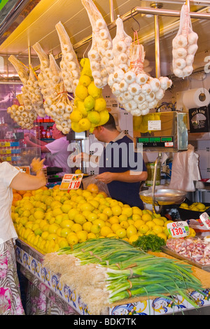 Spanien, Stadt von Valencia, Plaza del Mercado Central Market, erbaut 1926, Gemüse Stall, Zitronen, Frühlingszwiebeln & Knoblauch Stockfoto