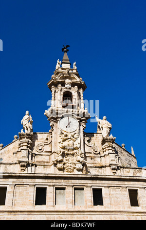 Spanien, Stadt Valencia, Rathaus, Stadt oder Rathaus, Uhrturm Detail mit Statuen über dem Haupteingang Stockfoto