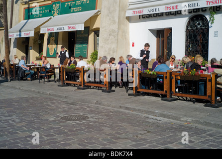 Die Terrasse eines Restaurants im alten jüdischen Teil von Krokow Stockfoto