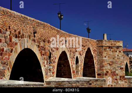 Spanien, Jakobsweg: Mittelalterliche Brücke von Paso Honroso in Hospital de Orbigo Stockfoto