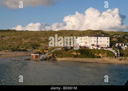 Urlauber am Strand vor Ponsmere Hotel und Sunset Bar in Perranporth, Cornwall Stockfoto