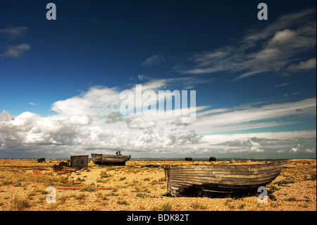 Eine verlassene hölzerne Fischerboot gestrandet auf dem Kies bei Dungeness in Kent. Stockfoto