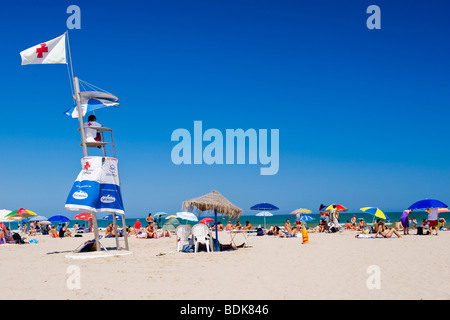 Spanien, Valencia, Strand-Szene mit Rotkreuz- oder Cruz Roja Rettungsschwimmer & Menschen Sonnenbaden & Sonnenschirm auf die Playa De La Malvarrosa Stockfoto