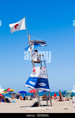 Spanien, Valencia, Strand-Szene mit Rotkreuz- oder Cruz Roja Rettungsschwimmer & Menschen Sonnenbaden & Sonnenschirm auf die Playa De La Malvarrosa Stockfoto