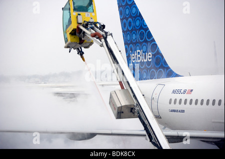 Auftausalz Commercial Jet nach Wintersturm Boston Logan Intl Airport Stockfoto