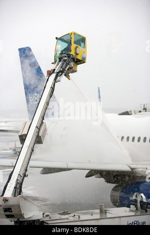 Auftausalz Commercial Jet nach Wintersturm Boston Logan Intl Airport Stockfoto