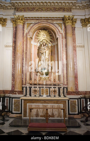 Spanien, Stadt von Valencia, Plaza De La Reina, katholische Kathedrale, 1261 begonnen, Kapelle Altar & Statue von Jesus Christus & Kind Stockfoto