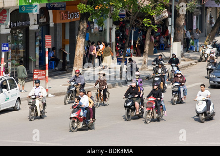 Menschen, die Reiten Roller/Mopeds in Vietnam in Hanoi Stockfoto