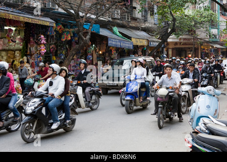 Menschen, die Reiten Roller/Mopeds in Vietnam in Hanoi Stockfoto