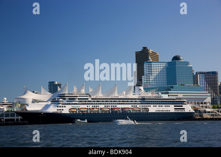 Holland America Kreuzfahrtschiff Volendam an der Kreuzfahrt Schiff Terminal Canada Place, Vancouver, British Columbia, Kanada. Stockfoto