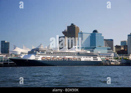 Holland America Kreuzfahrtschiff Volendam an der Kreuzfahrt Schiff Terminal Canada Place, Vancouver, British Columbia, Kanada. Stockfoto