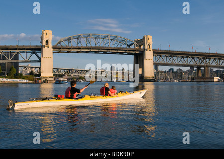 Eine Familie unter der Burrard Street Bridge im kanadischen Englisch Bay "British Columbia" Vancouver Kajaks Stockfoto