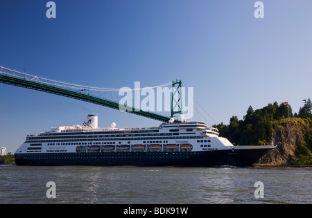 Holland America Kreuzfahrtschiff Volendam Unterquerung der Lions Gate Bridge, Vancouver, Britisch-Kolumbien, Kanada. Stockfoto