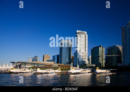 Schweben Sie Flugzeug-Terminal und der Innenstadt von Vancouver von Coal Harbour, Britisch-Kolumbien, Kanada. Stockfoto