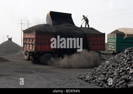 DATONG, Provinz SHANXI, CHINA - AUGUST 2007: Eine Kohle LKW Fahrer Ebenen ein frisches Laden der Zeche auf seinem LKW in einem privaten Stockfoto