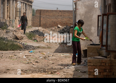 DATONG, Provinz SHANXI, CHINA - AUGUST 2007: Diese Bergleute Leben mit ihren Familien in provisorischen Unterbringung direkt neben der mine Stockfoto