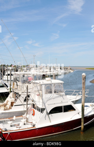 Charterschiffe angedockt am Rock Harbor, Orleans, Cape Cod im Sommer Stockfoto