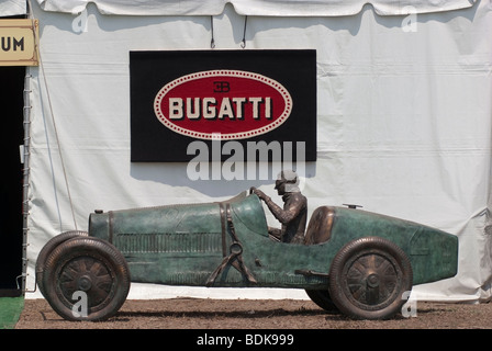 Bugatti-Skulptur vor dem Mullin Automotive Museum-Zelt beim 2009 Pebble Beach Concours d ' Elegance. Stockfoto