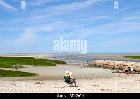 Menschen am Strand im Sommer im Rock Harbor, Orleans, Cape Cod Stockfoto