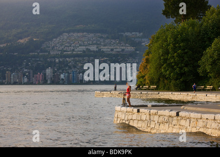 Radfahren auf dem Küstenweg im Stanley Park, Vancouver, Britisch-Kolumbien, Kanada. (Modell freigegeben) Stockfoto