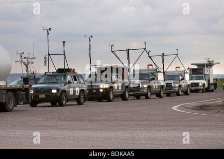 Fahrzeuge, die Teilnahme an Projekt Vortex 2 Line-up an einer Kreuzung. Stockfoto