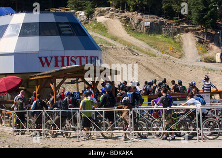 Mountainbiker im Bikepark, Whistler, Britisch-Kolumbien, Kanada. Stockfoto