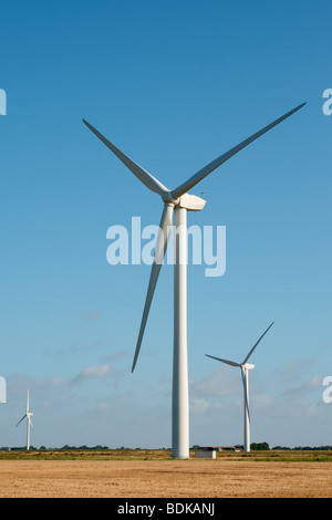 ein Fenland Windpark vor blauem Himmel Stockfoto