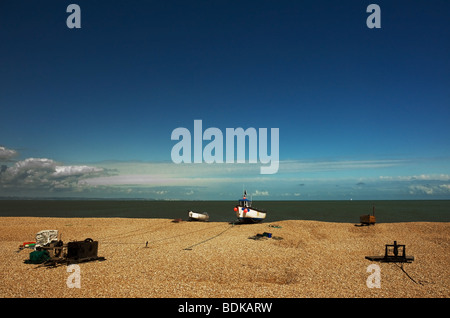 Ein Angelboote/Fischerboote und Windenbetrieb Gang auf dem Kiesstrand bei Dungeness in Kent. Stockfoto