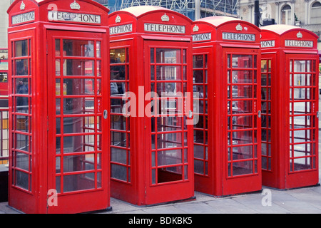 Eine Reihe von vier britischen rote Telefonzellen Stockfoto