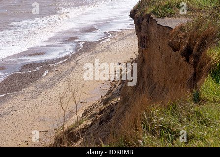 Küstenstadt Klippe Erosion ausgesetzt und abgetrennte Drainagerohre unter eingestürzten Straße Stockfoto