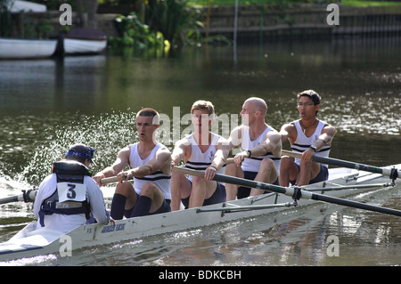 Rudern am Fluß Avon an der Warwick Regatta, Warwickshire, England, UK Stockfoto