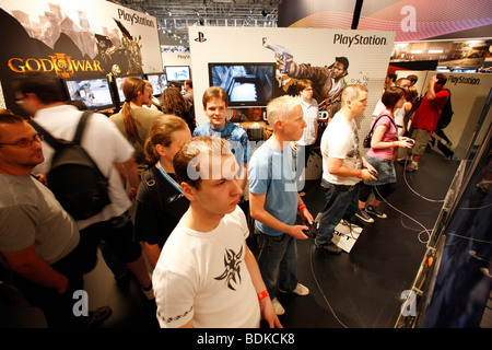 Gamescom, weltweit größte Messe für Computer- und Videospiele, Entertainment-Bereich, öffentlichen Tests neuer Spiele, Köln, Deutschland Stockfoto