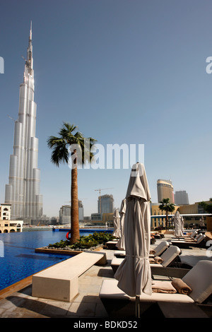 Burj Dubai, das höchste Gebäude der Welt und der Poolbereich des Hotels The Address, Dubai, Vereinigte Arabische Emirate Stockfoto