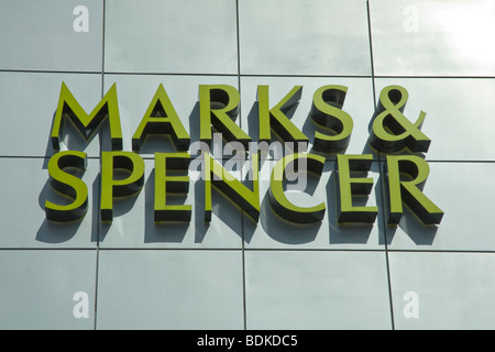 Modernes Gebäude mit Verkleidung und Einzelhandel-Logo. (Außenaufnahme des M & S in The Mall - Cribbs Causeway, Bristol, UK.) Stockfoto