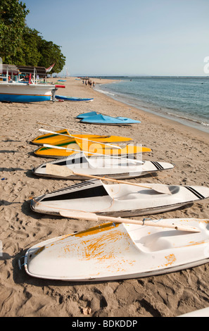 Indonesien, Lombok, Sengiggi, Wassersport, Meer Kajaks am Strand Stockfoto