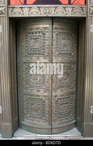 Bronzetüren an der Außenseite des 20 Exchange Place im Financial District in New York Stockfoto