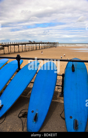 Surfbretter im Saltburn Stockfoto