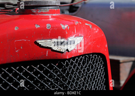 Ein Abzeichen auf einem Aston Martin Ulster Rennen Oldtimer mit gesäumt rote Lackierung Stockfoto