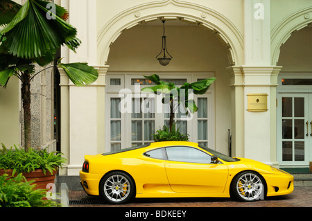 Ein gelber Ferrari auf dem privaten Parkplatz des Intercontinental Hotel, Singapore SIN Stockfoto