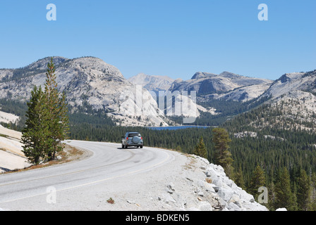 Autobahn 120 im Yosemite-Nationalpark, Kalifornien, Tioga Pass Road, Tenaya See im Hintergrund Stockfoto