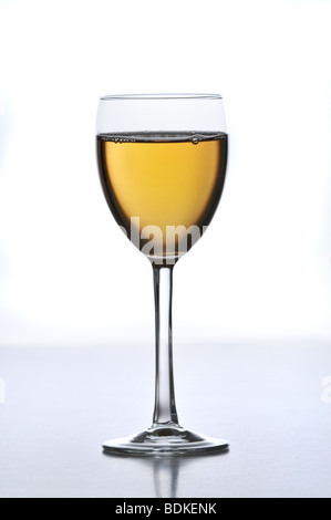 Glas Weißwein, isoliert auf weiss Stockfoto