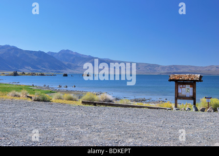 Marine-Strand, Parkplatz, Blick nach Westen in Richtung Südstrand, Mono Lake Kalifornien Stockfoto