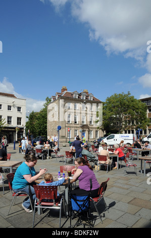 Leute sitzen draußen bei Lloyds-Café-Tischen genießen al fresco Sommersonnenschein Market Square Warwick England Stockfoto